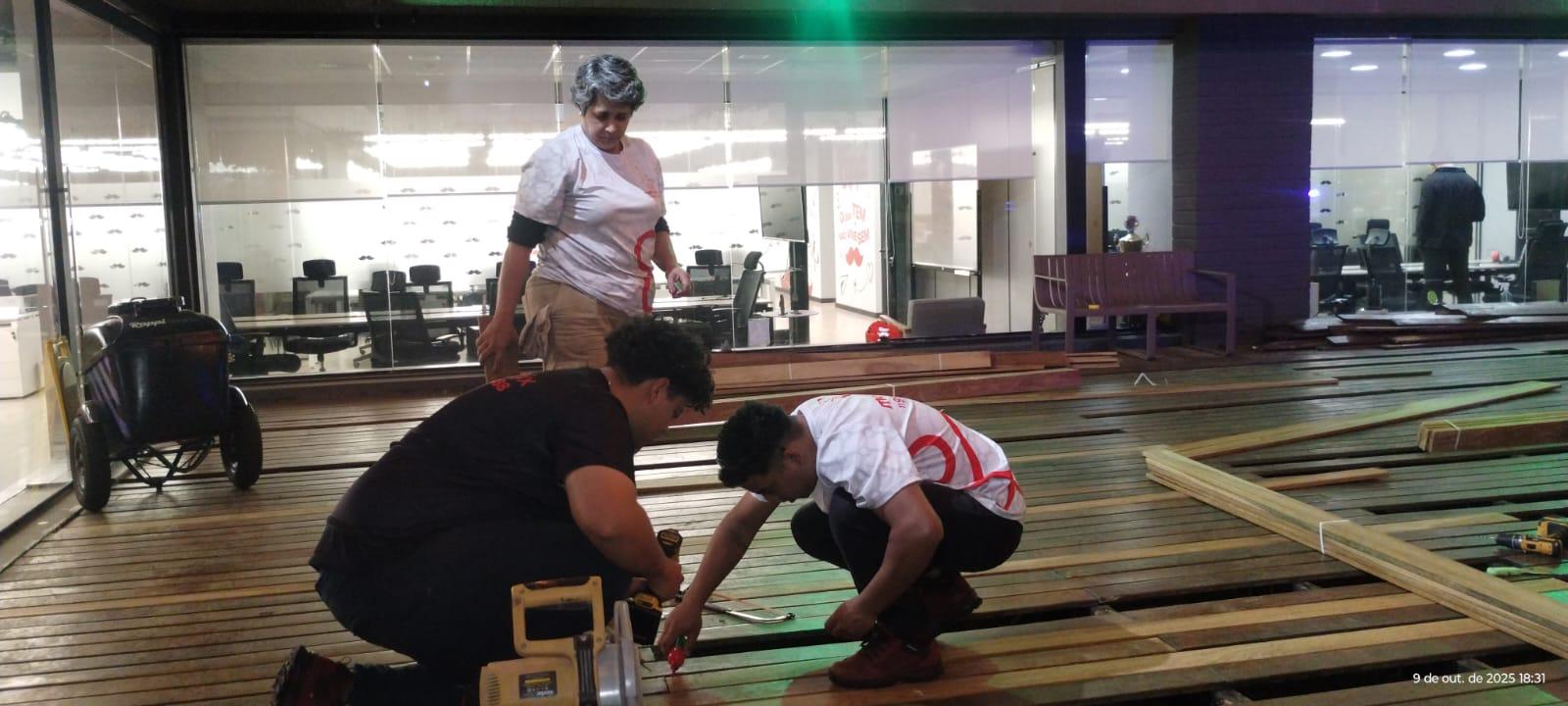 Equipe em Obra de Deck