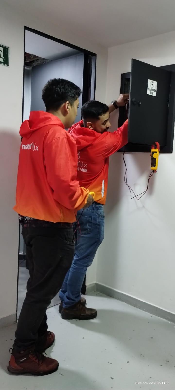 Equipe realizando manutenção em painel elétrico